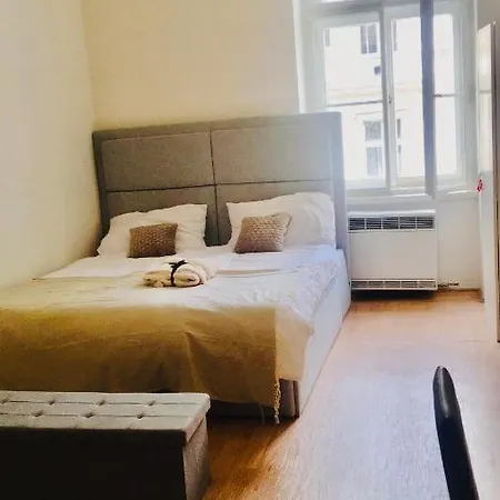 Pensjonat Private Room Near Dancing House *